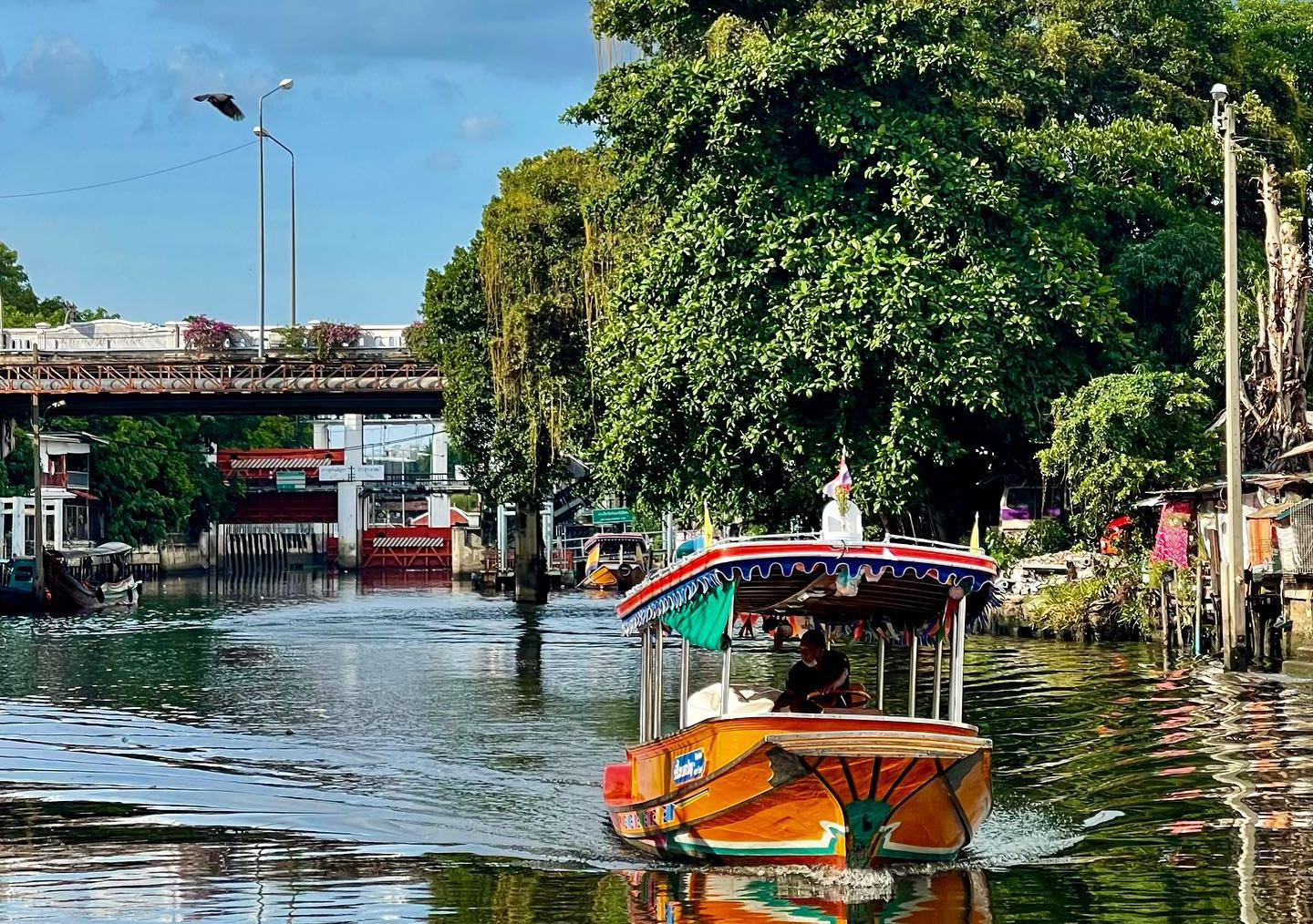ボートに乗船し、運河クルーズ スタート
