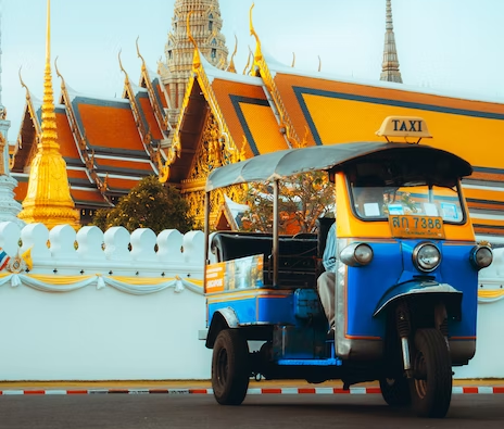 ボートを下船し、トゥクトゥクへ乗車！