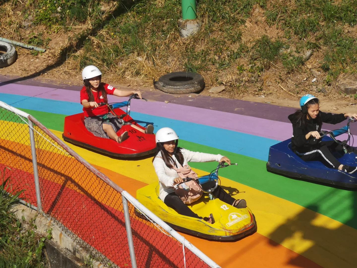 ケーブルカーやゴーカート、ジップラインやATV(4輪バギー)などのアクティビティをお楽しみください