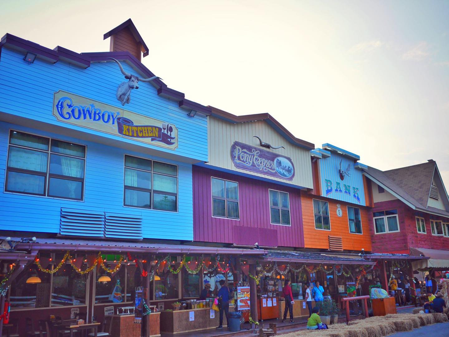 ご昼食は園内レストランでお済ませください