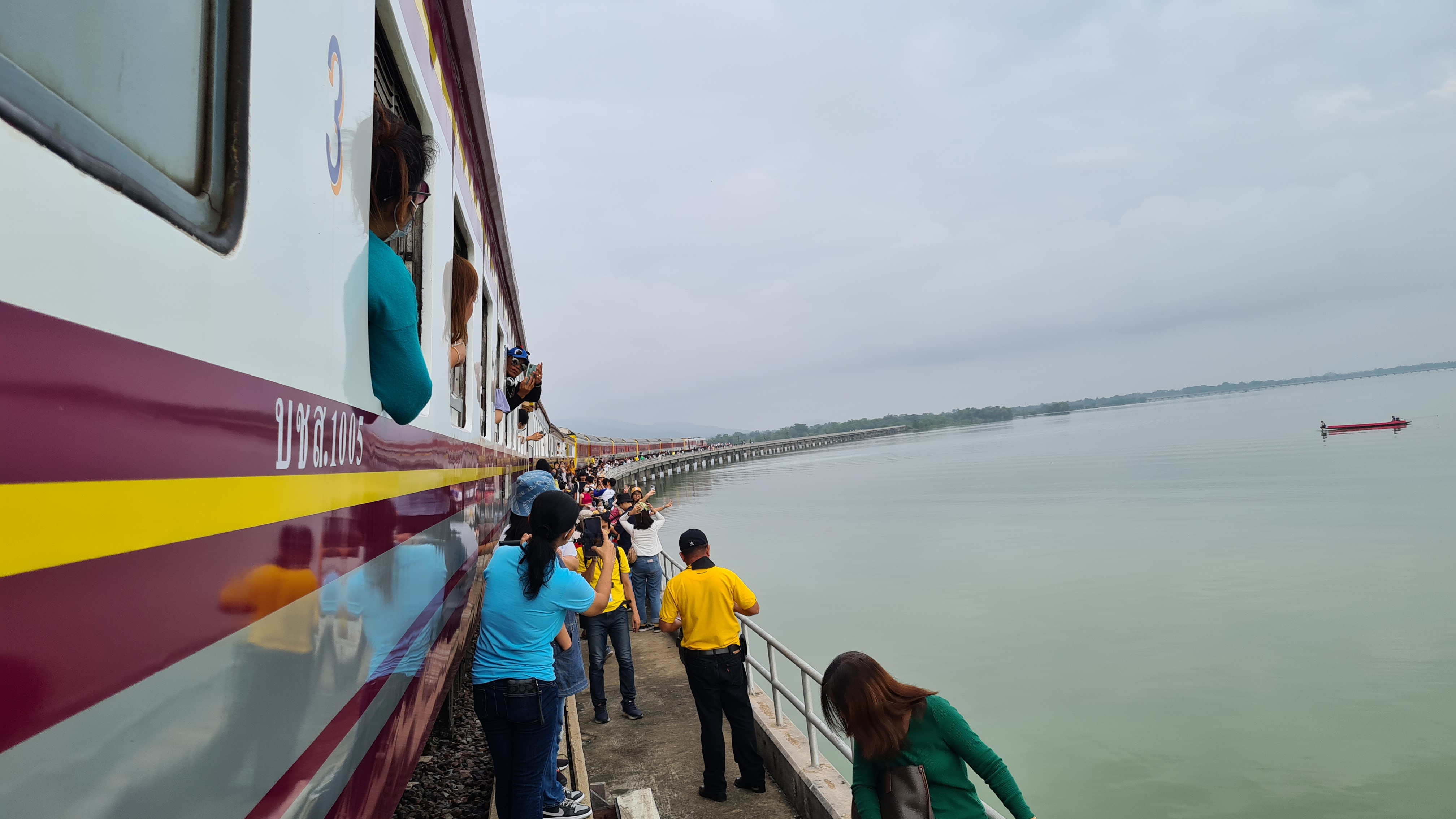 ダム湖の上で列車が一時停車