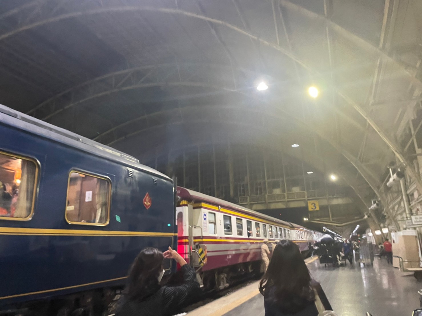 期間限定の特別観光列車に乗って出発進行！