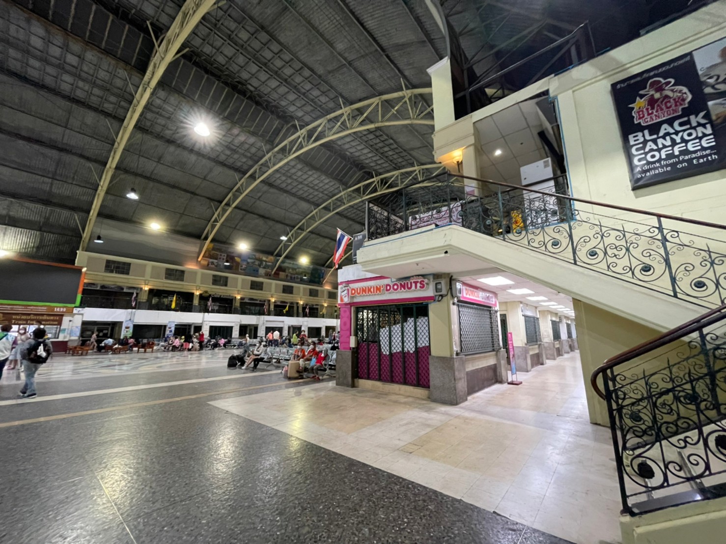 フアランポーン駅構内、ダンキンドーナツ前 ご集合