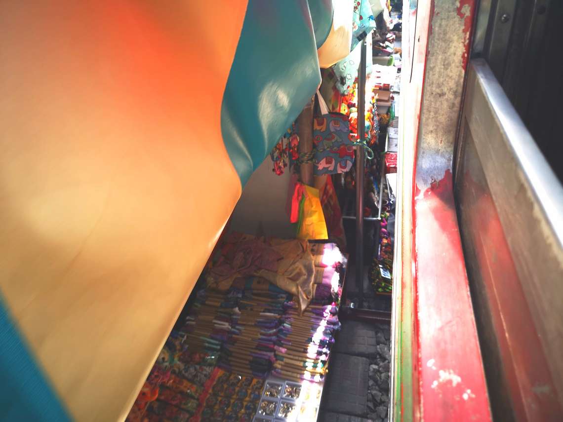 スリル満点！メークロン線 バーナークワン駅から列車乗車