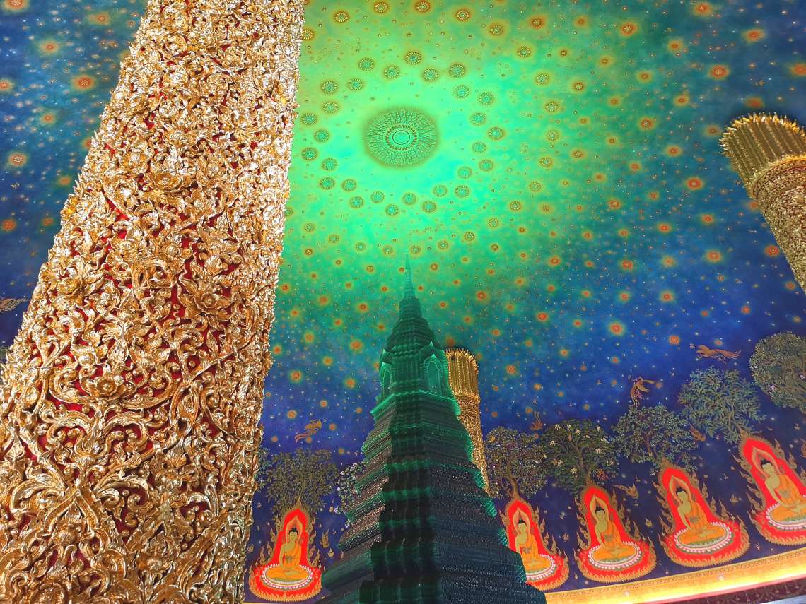 ガイドブックの表紙を飾るフォトジェニック寺院「ワット・パクナム」へ