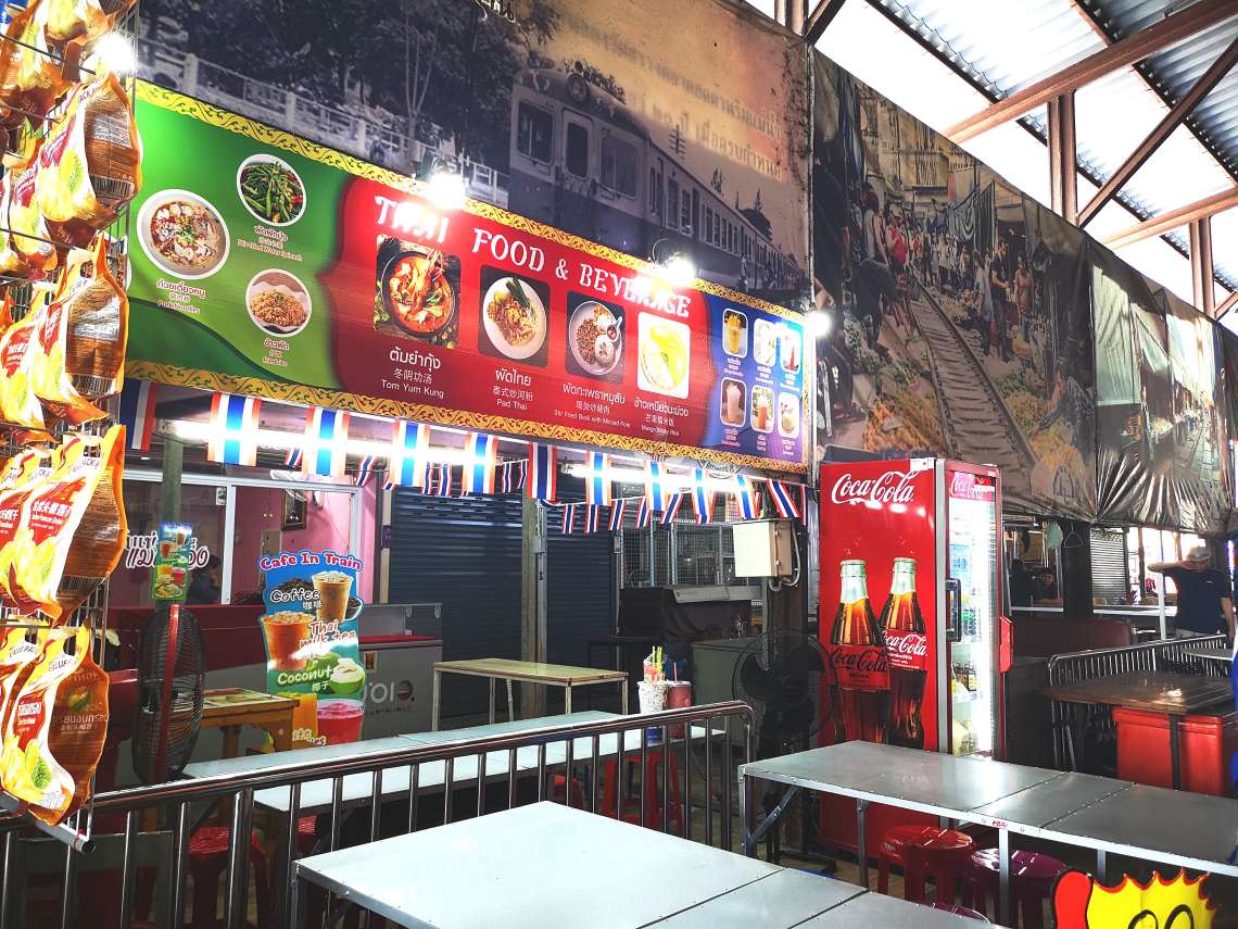 軽食（パッタイ または チャーハン）を屋台でお召し上がり頂きます