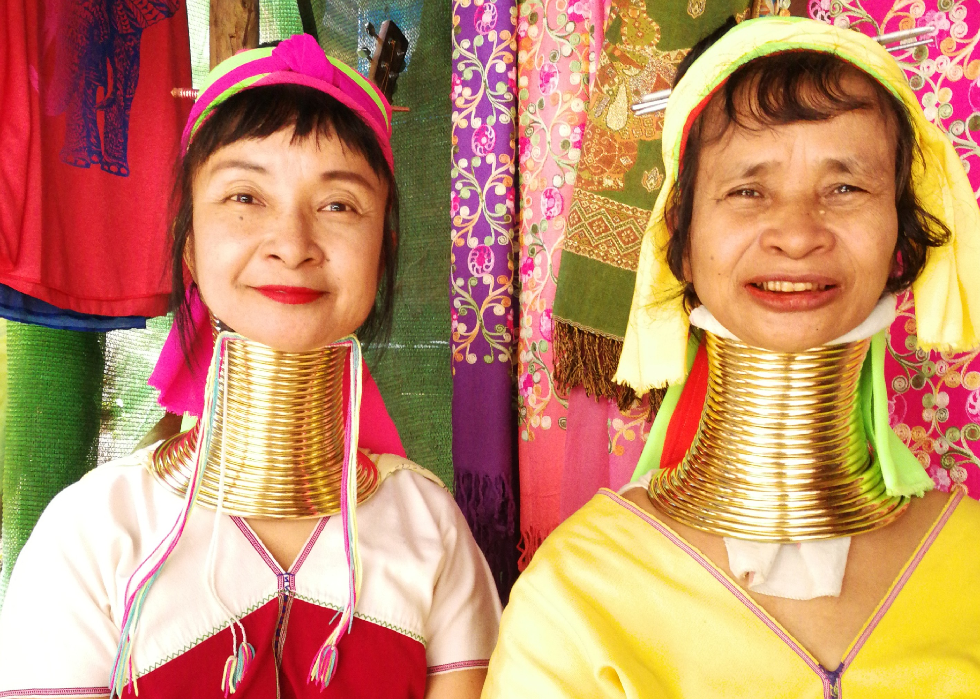 山岳民族の集落訪問 **首長族・赤族などの生活を見学**