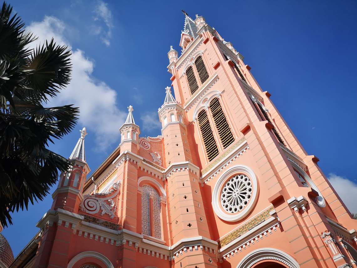 ピンク色のタンディン教会（外観見学）