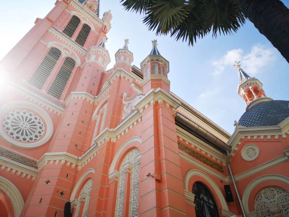 ピンク色のタンディン教会（外観見学）