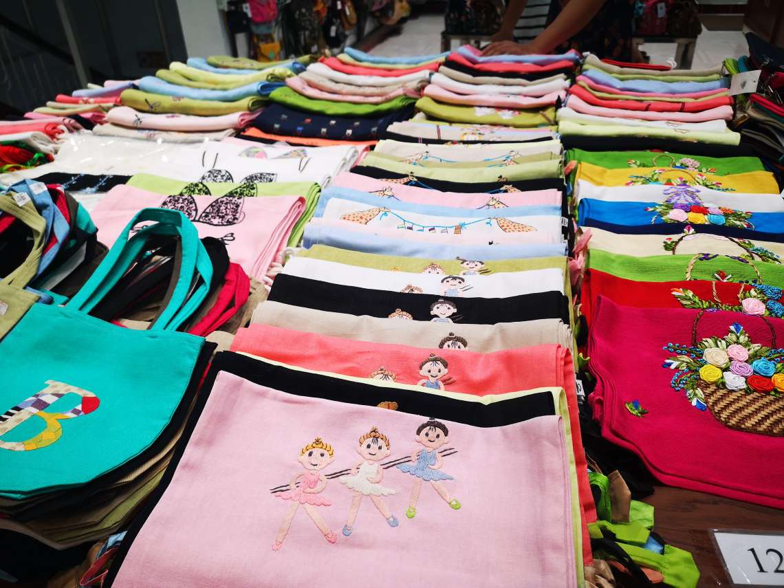 アオザイレンタル屋さんにてアオザイをご返却頂きます