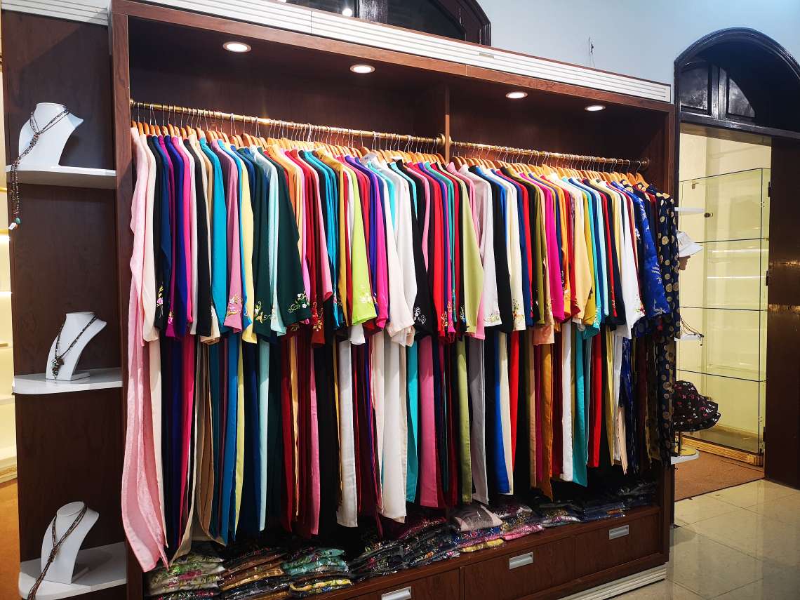 アオザイレンタル屋さんへご案内