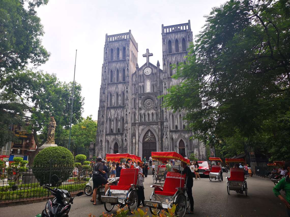 ハノイ大教会（セント・ジョセフ教会）や オペラハウス にて写真撮影