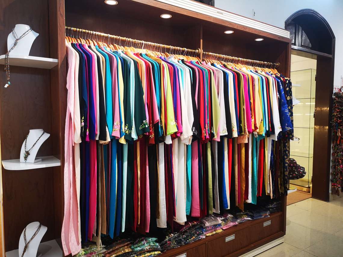 アオザイレンタル屋さんへご案内