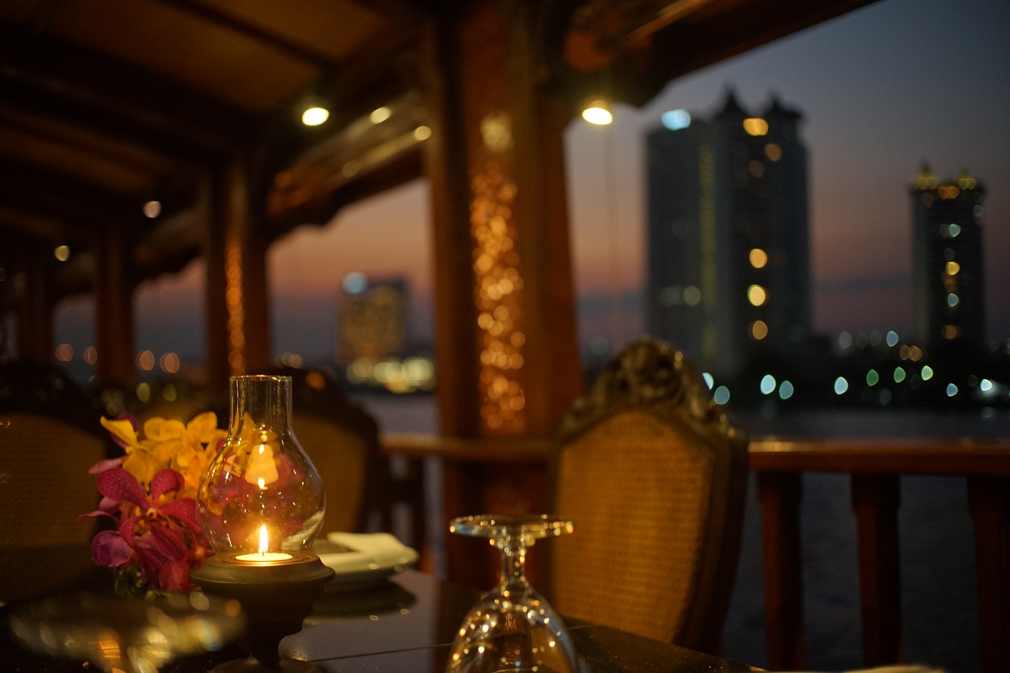 お食事と幻想的な夜景をお楽しみください