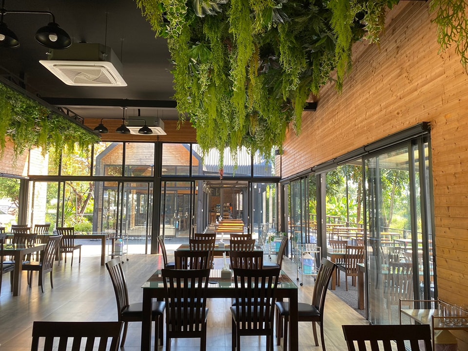 レストランへご案内