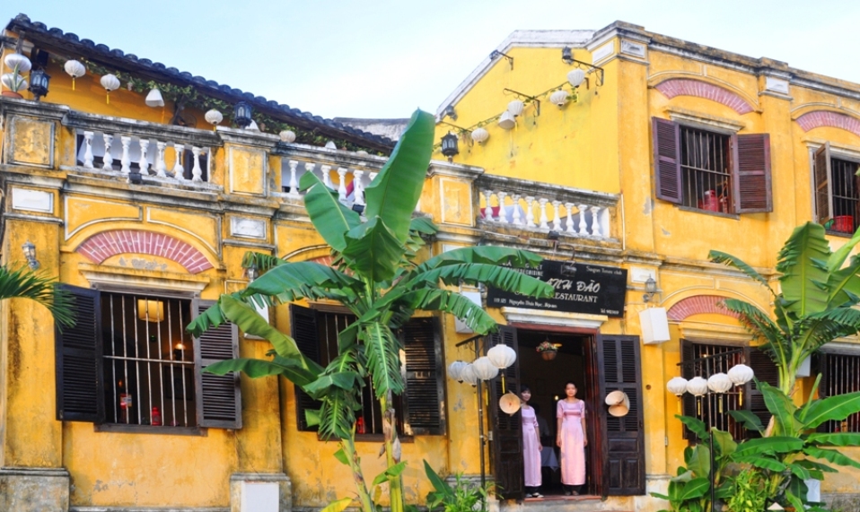 ホイアン名物を含むご夕食をお楽しみください