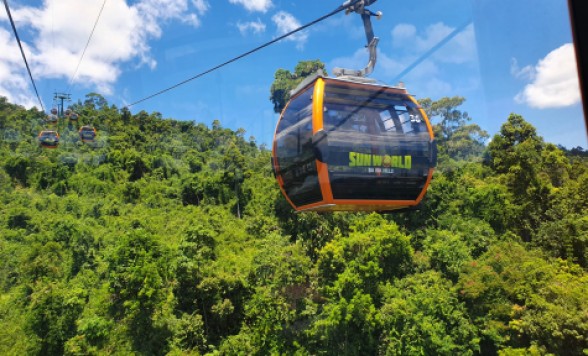 ロープウェー（ケーブルカー）に再度乗車し、山頂へ
