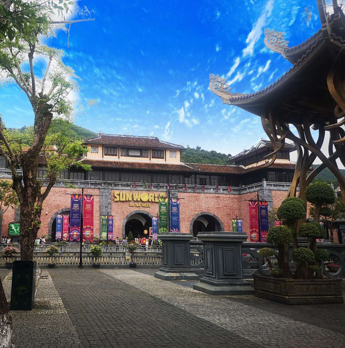 ヨーロッパ中世の美しい街並みを再現したバーナーヒルズに到着