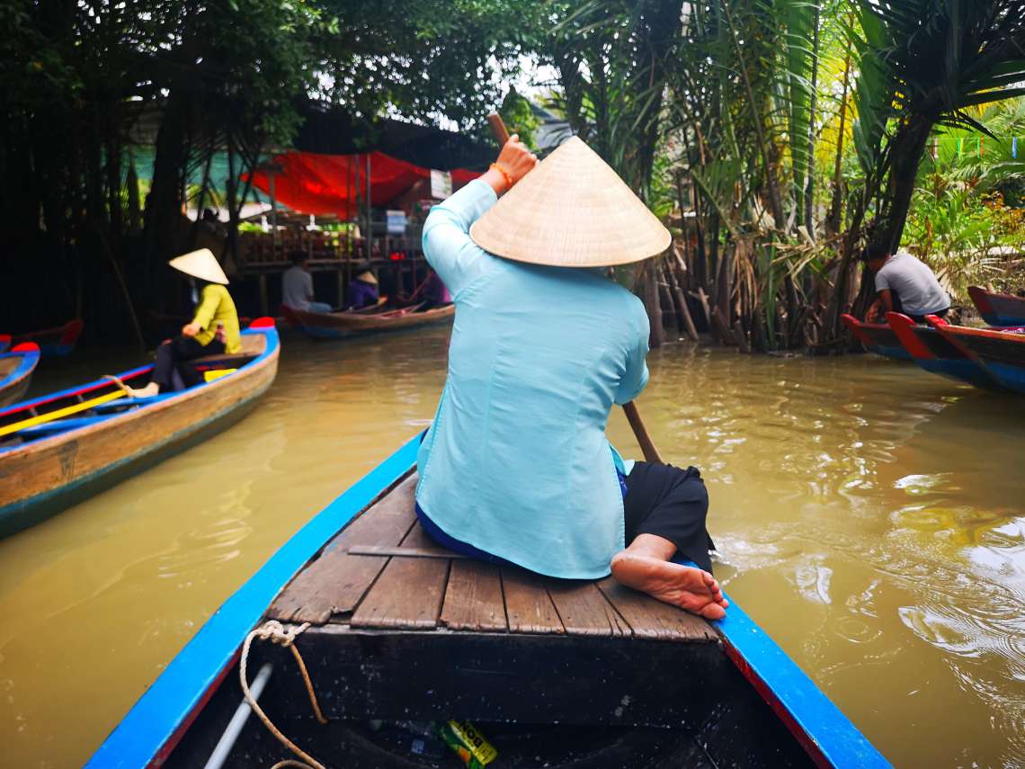 ニッパヤシのトンネルをゆっくり進む、手漕ぎボートに乗船（約20分）