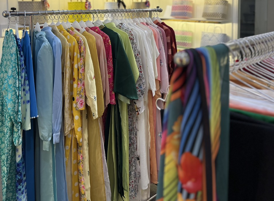 アオザイレンタル屋さんへご案内