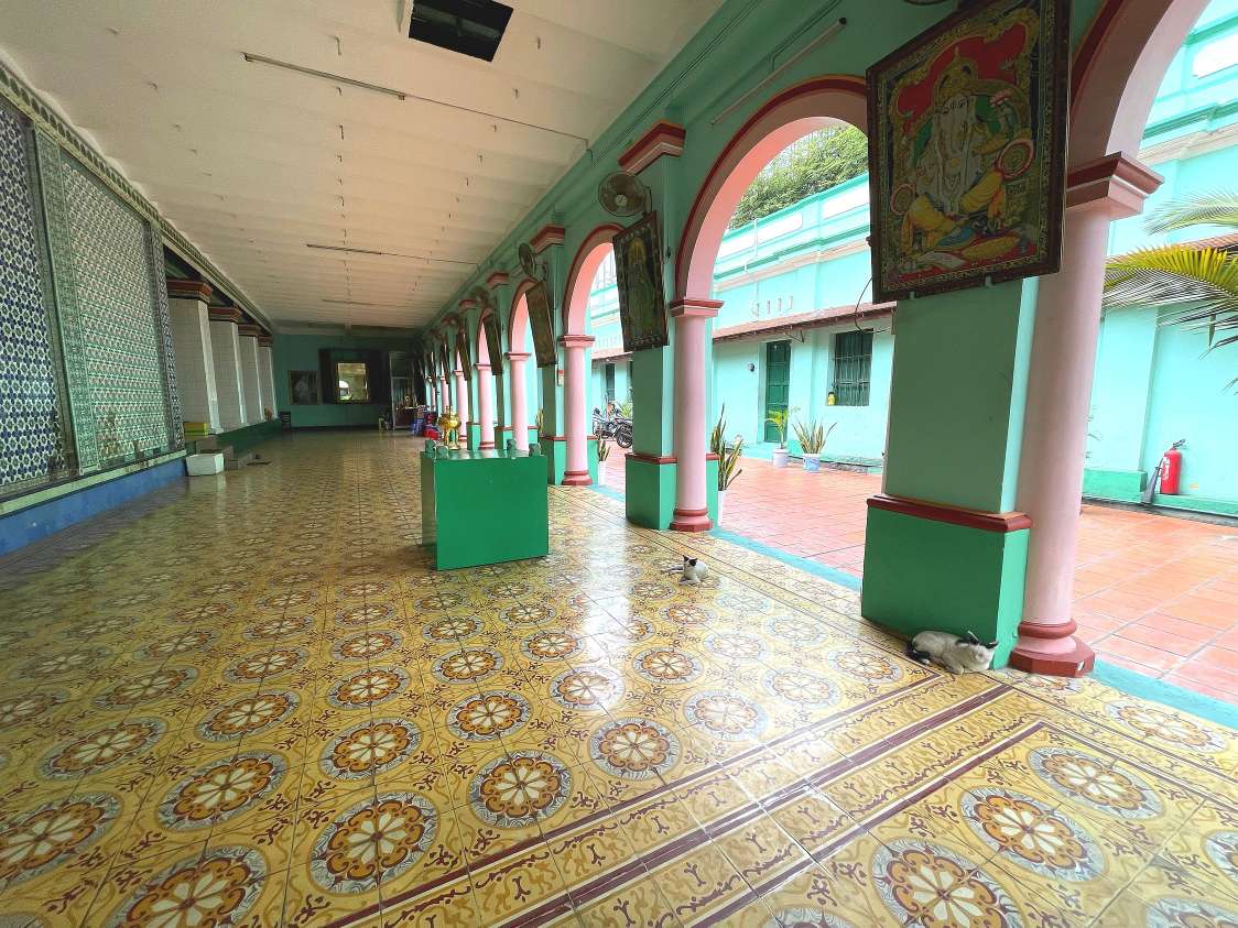 カラフルなヒンドゥー教のお寺 スリ・タンディ・ユッタパニ寺院