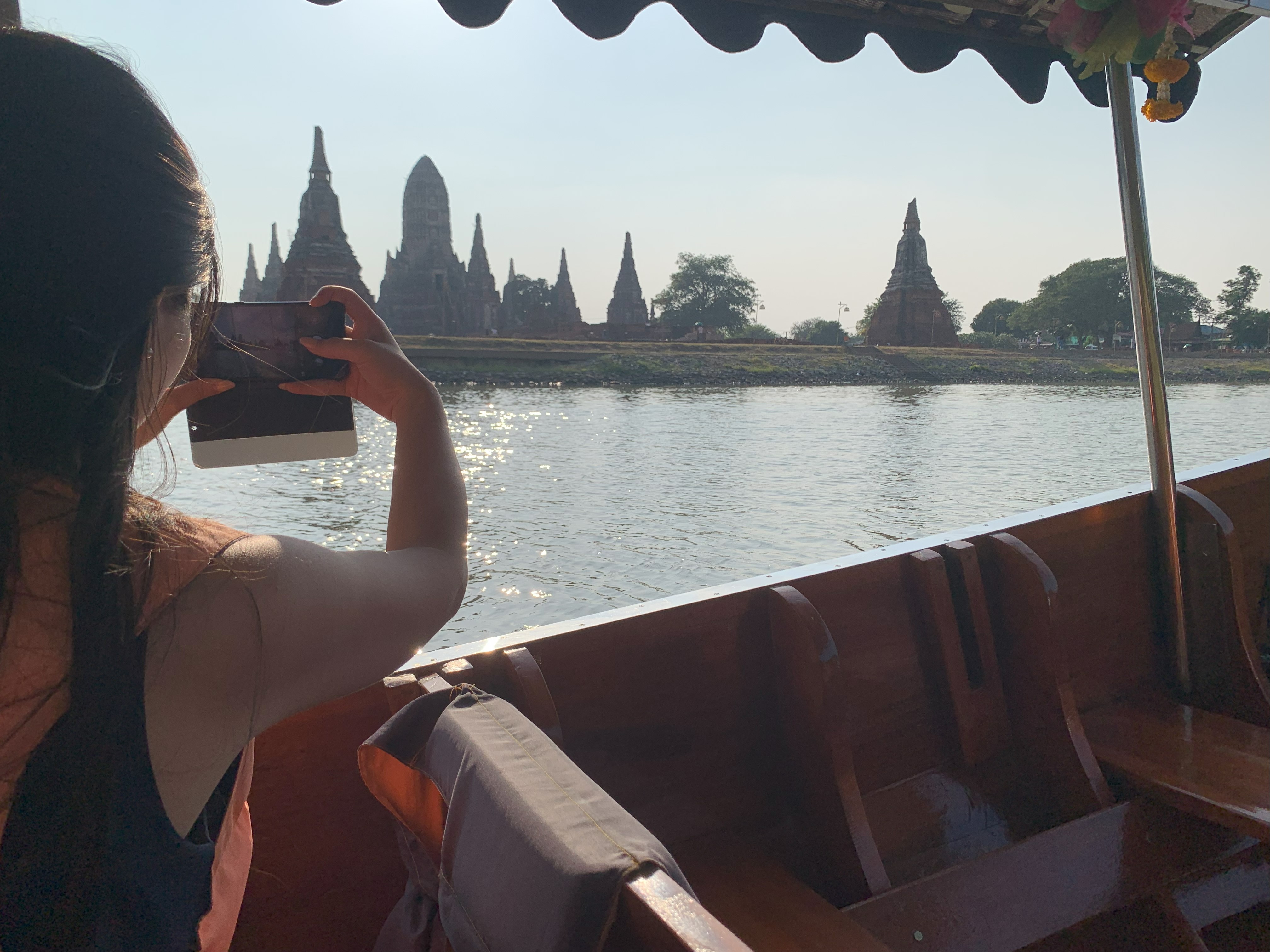 ワットチャイワッタナラームの夕暮れ時を鑑賞