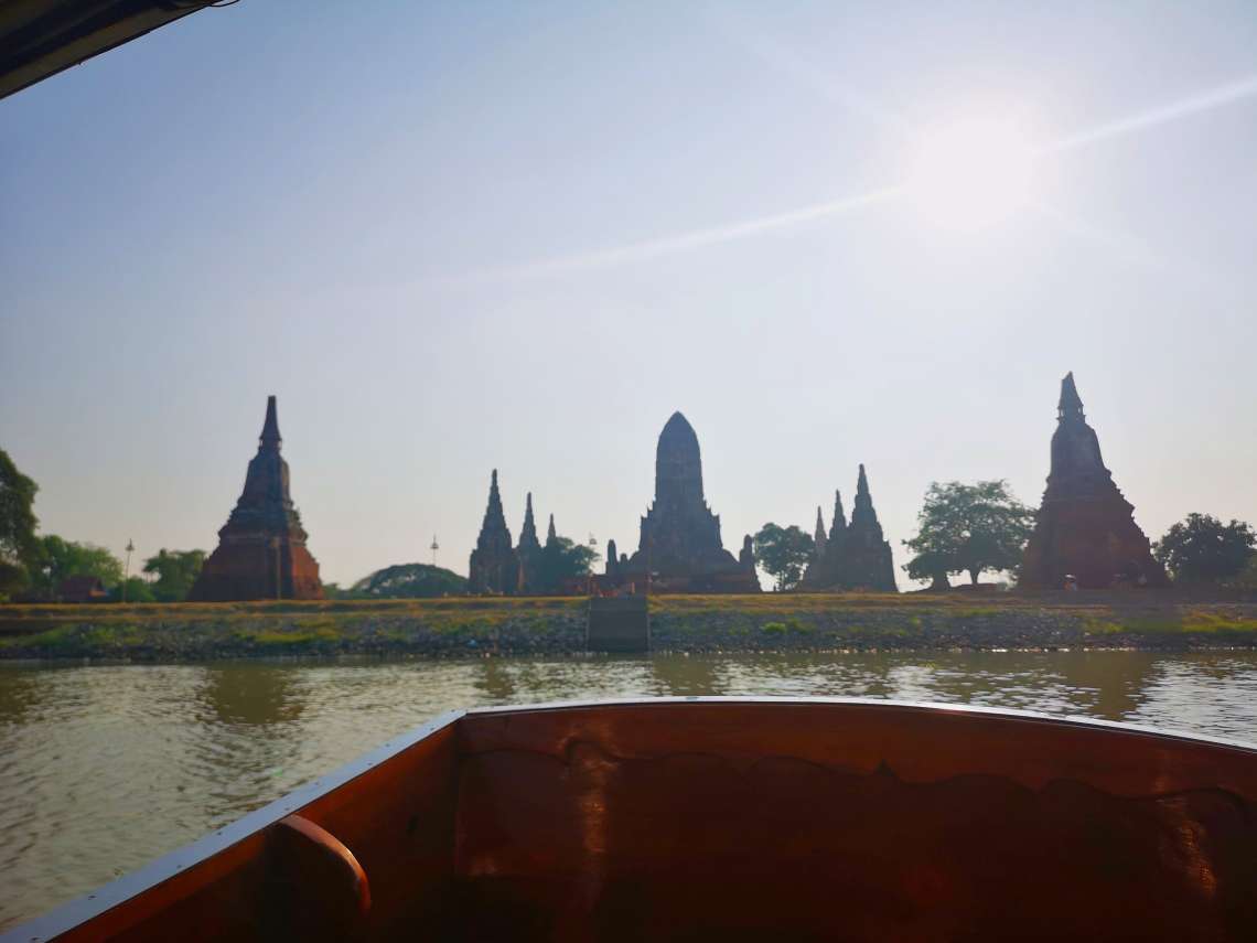 ワットチャイワッタナラームの夕暮れ時をボートから鑑賞