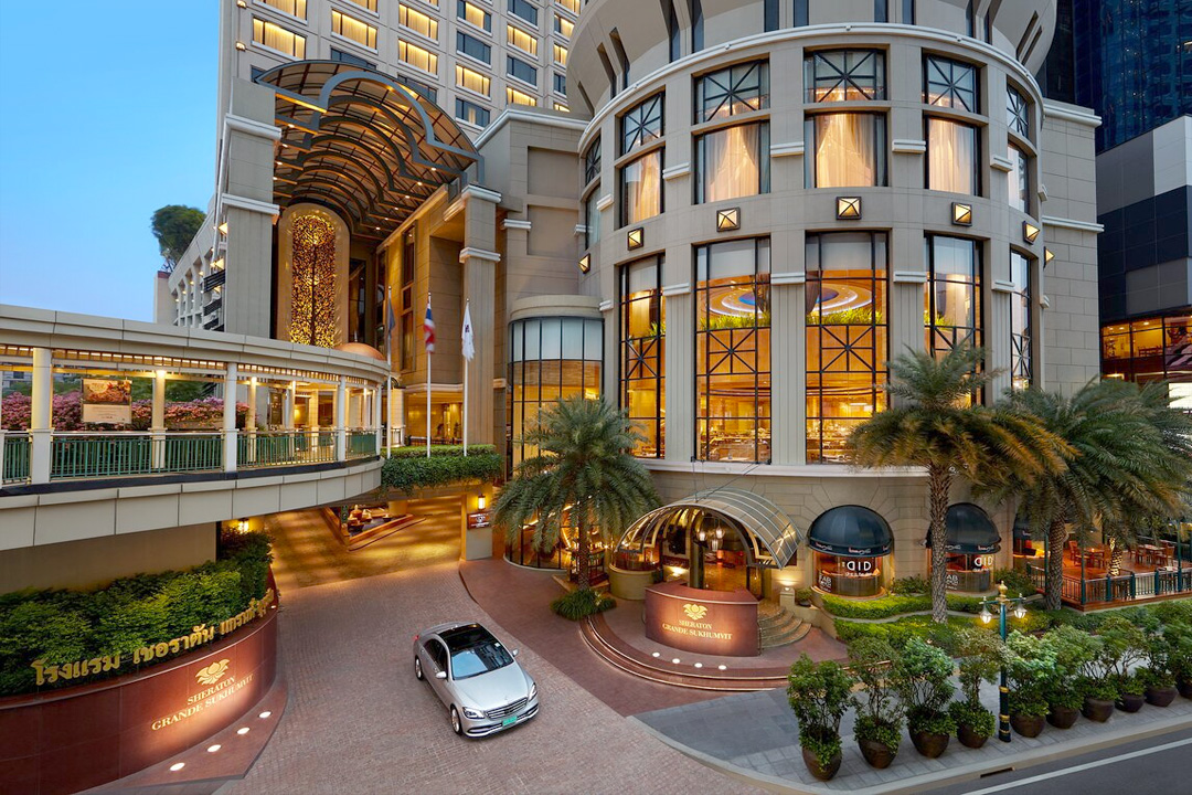 ご自身でシェラトングランデスクンビットホテル内「Le Petit Chef」へお越しください