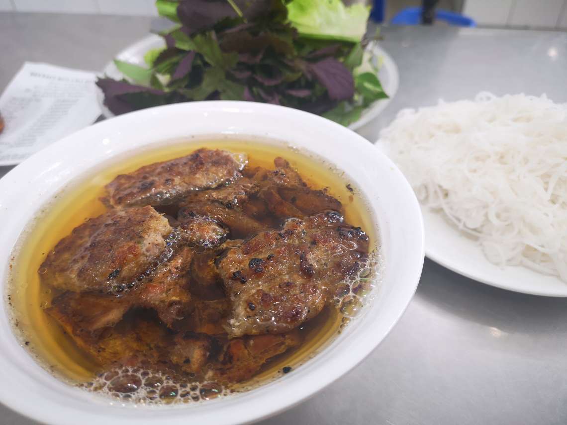 ブンチャーの有名店「フォンリエン」でご夕食