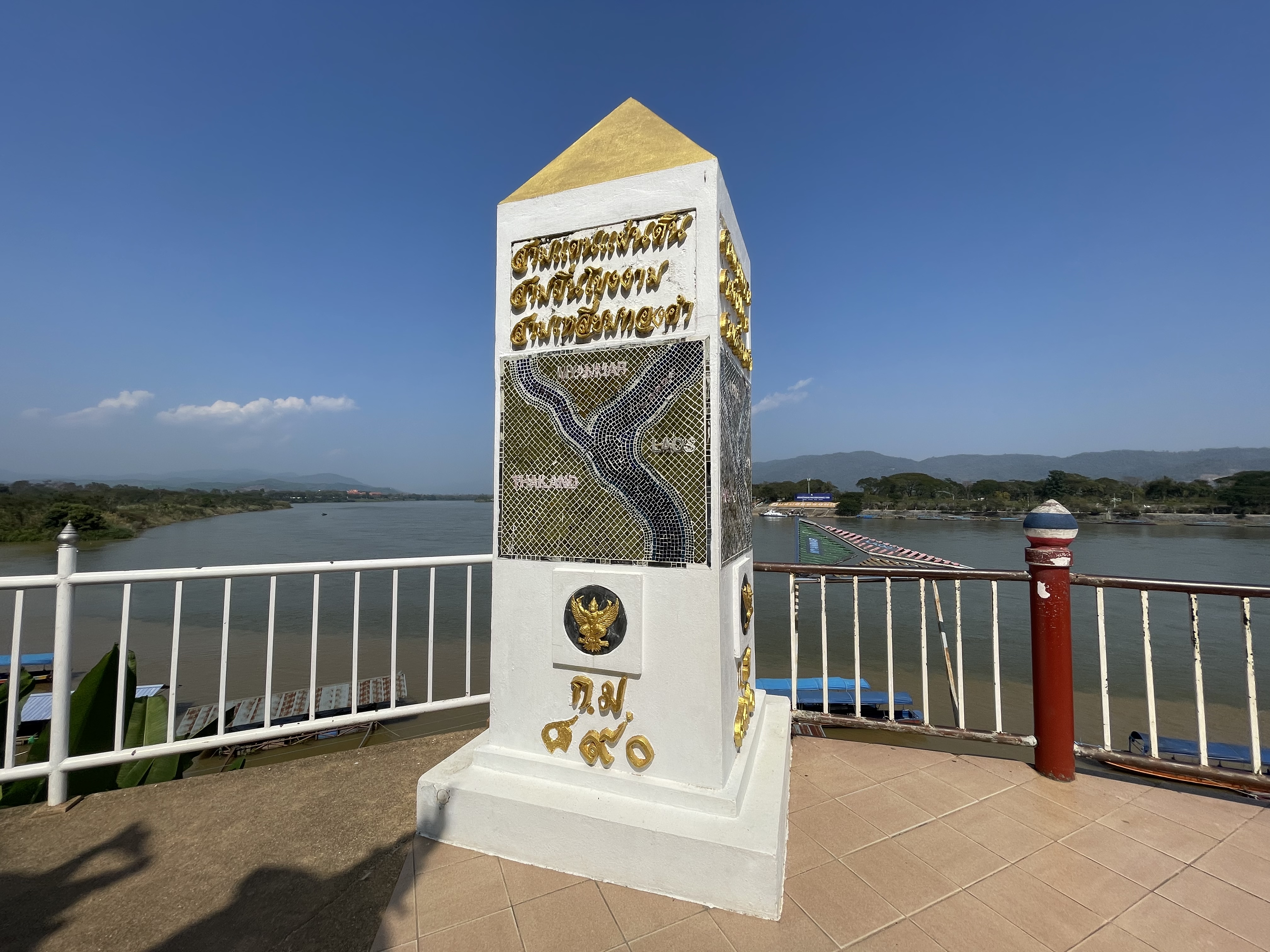 タイ、ラオス、ミャンマーの3国を分けるメコン川  ゴールデントライアングルの川岸を散策