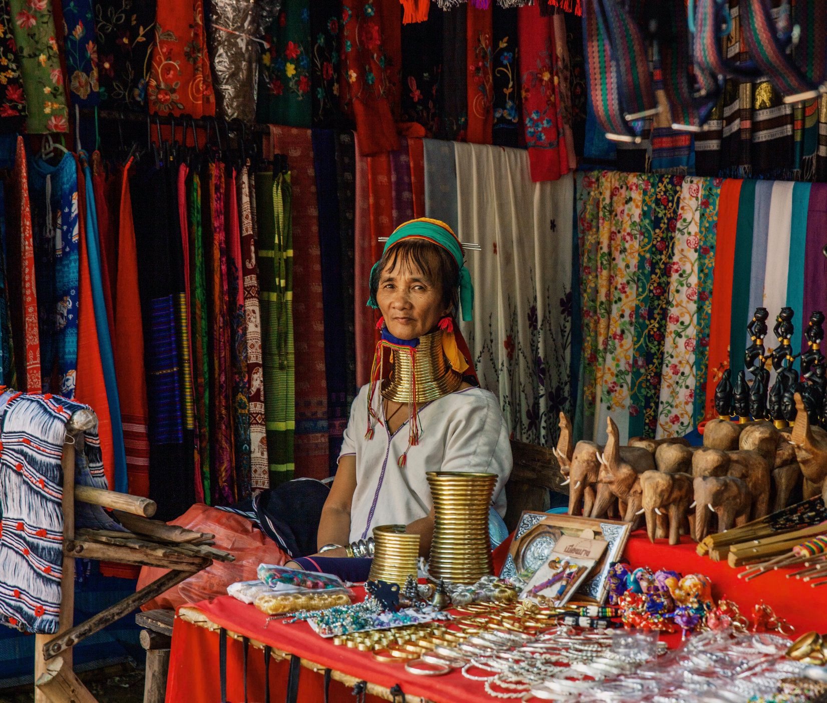 山岳民族の集落訪問 **首長族・赤族などの生活を見学**