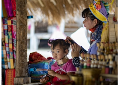 山岳民族の集落訪問 **首長族・赤族などの生活を見学**