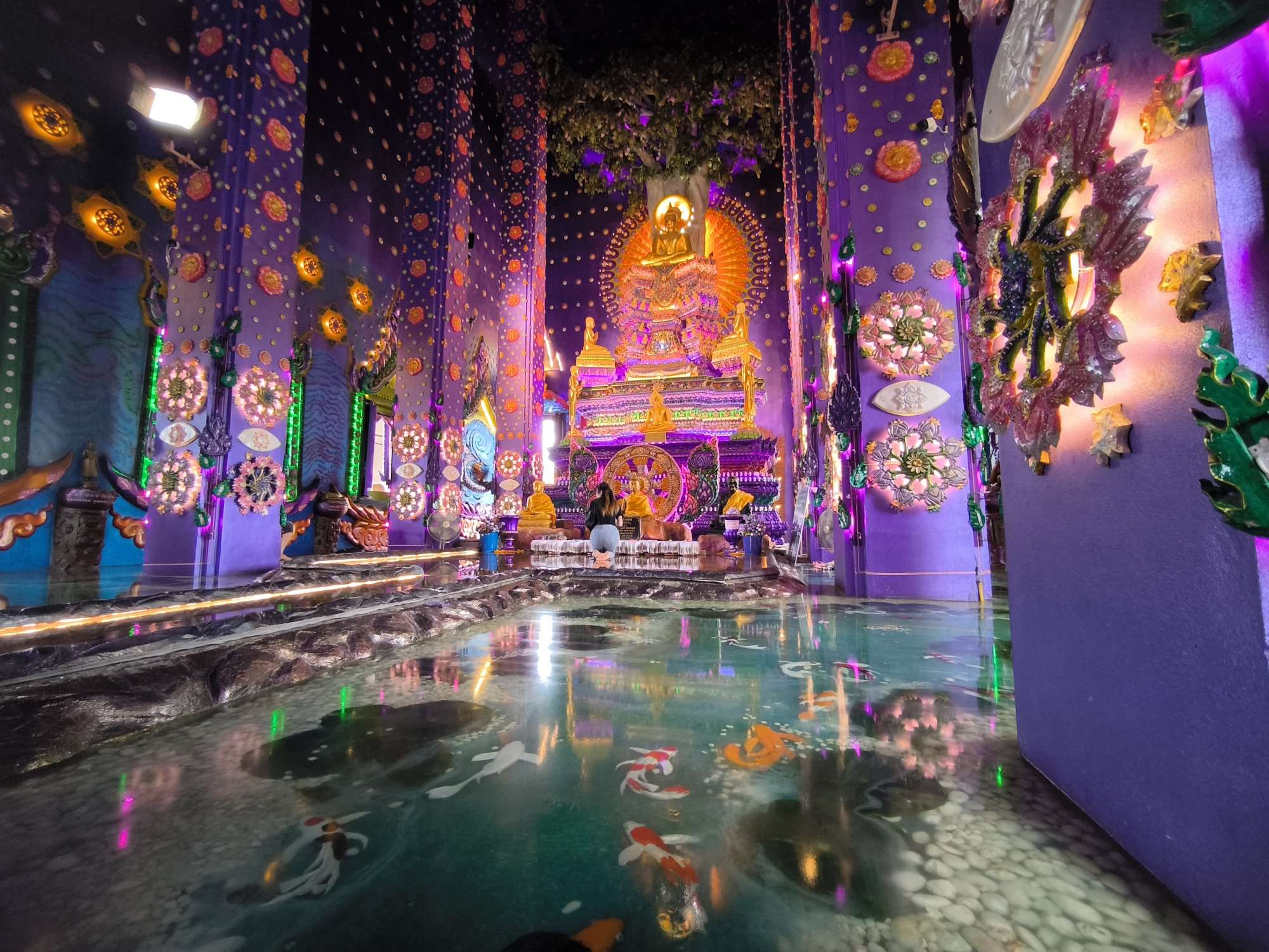 アユタヤにある紫色の寺院「ワット・クラーンクロン」