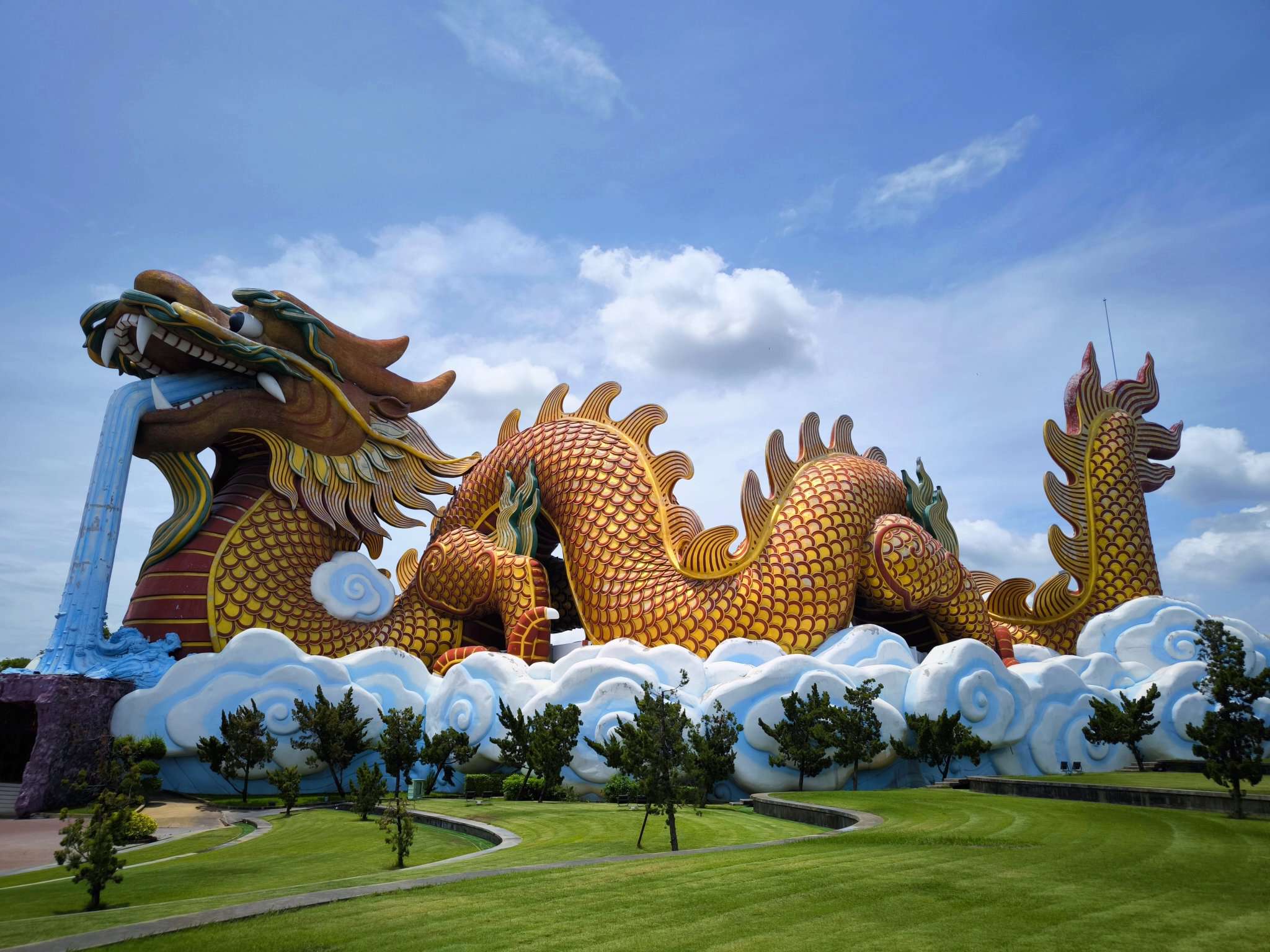 巨大な龍が目を引く ドラゴンパラダイス公園