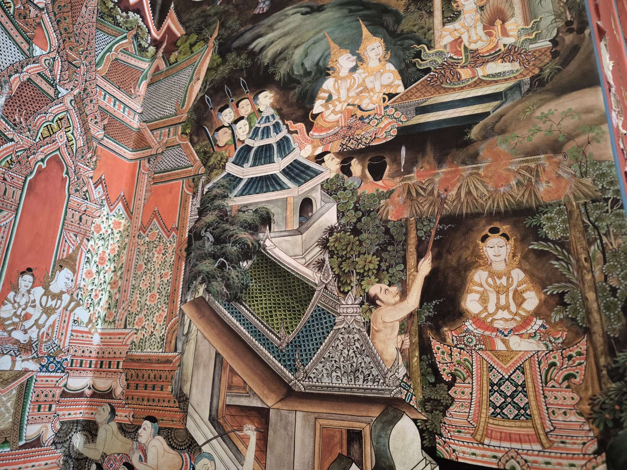 壁画に隠れているドラちゃんを探そう! ドラ○もん寺(ワット サンパシウ)