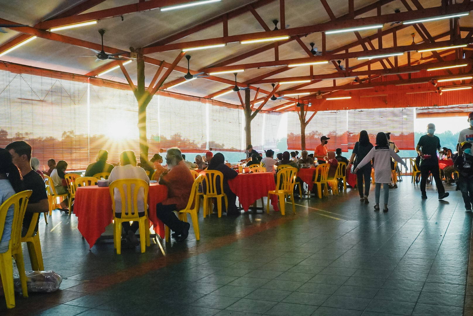 川沿いレストランにてご夕食