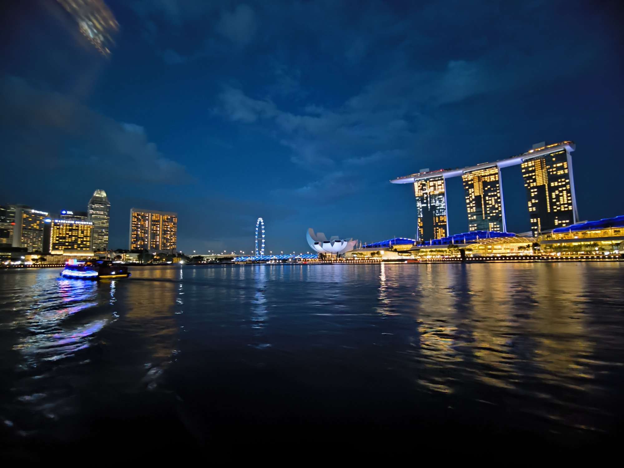 ボートで遊覧しながらマリーナベイへ