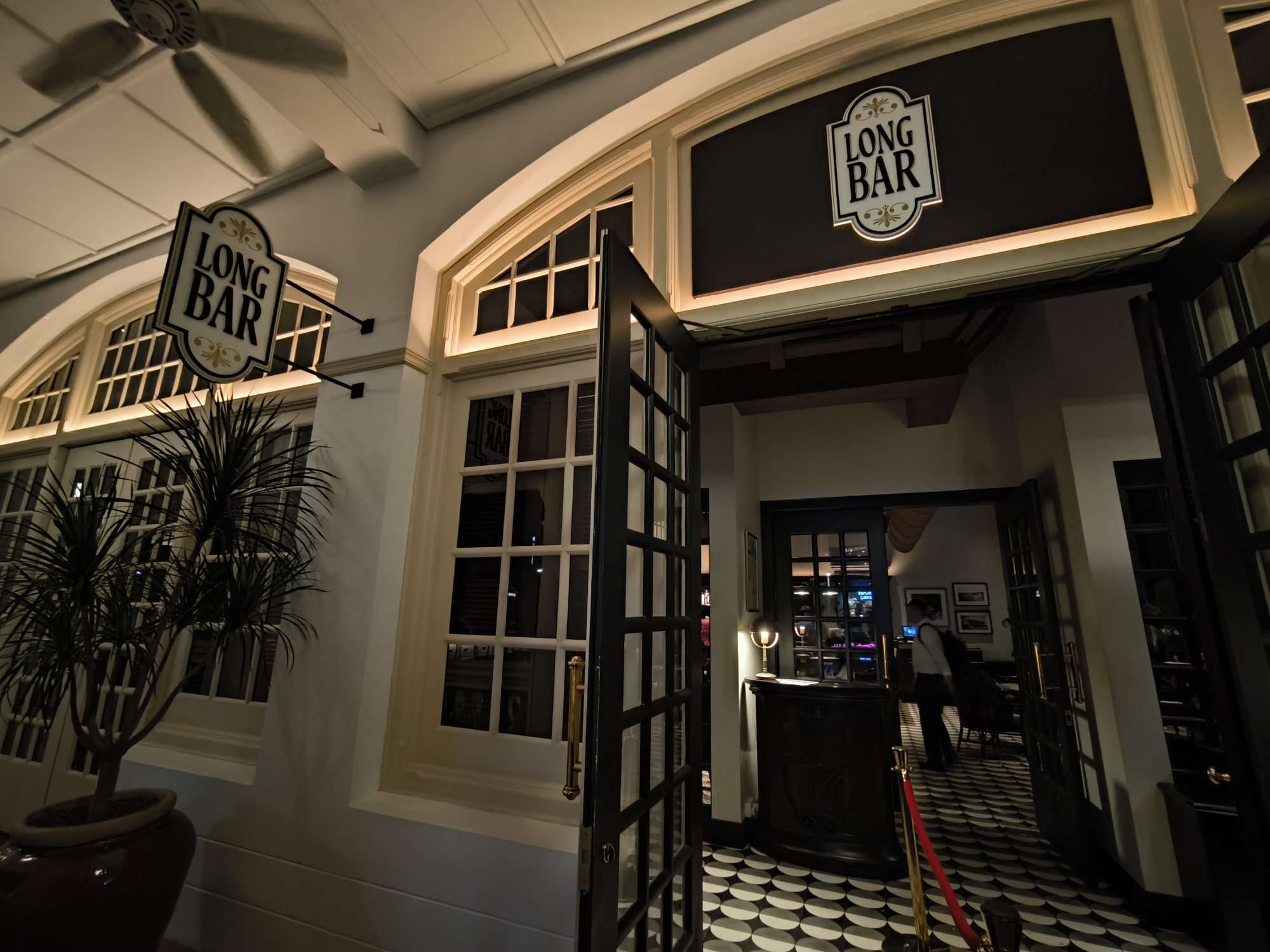 「LONG BAR」にいるスタッフへバウチャーをご提示ください