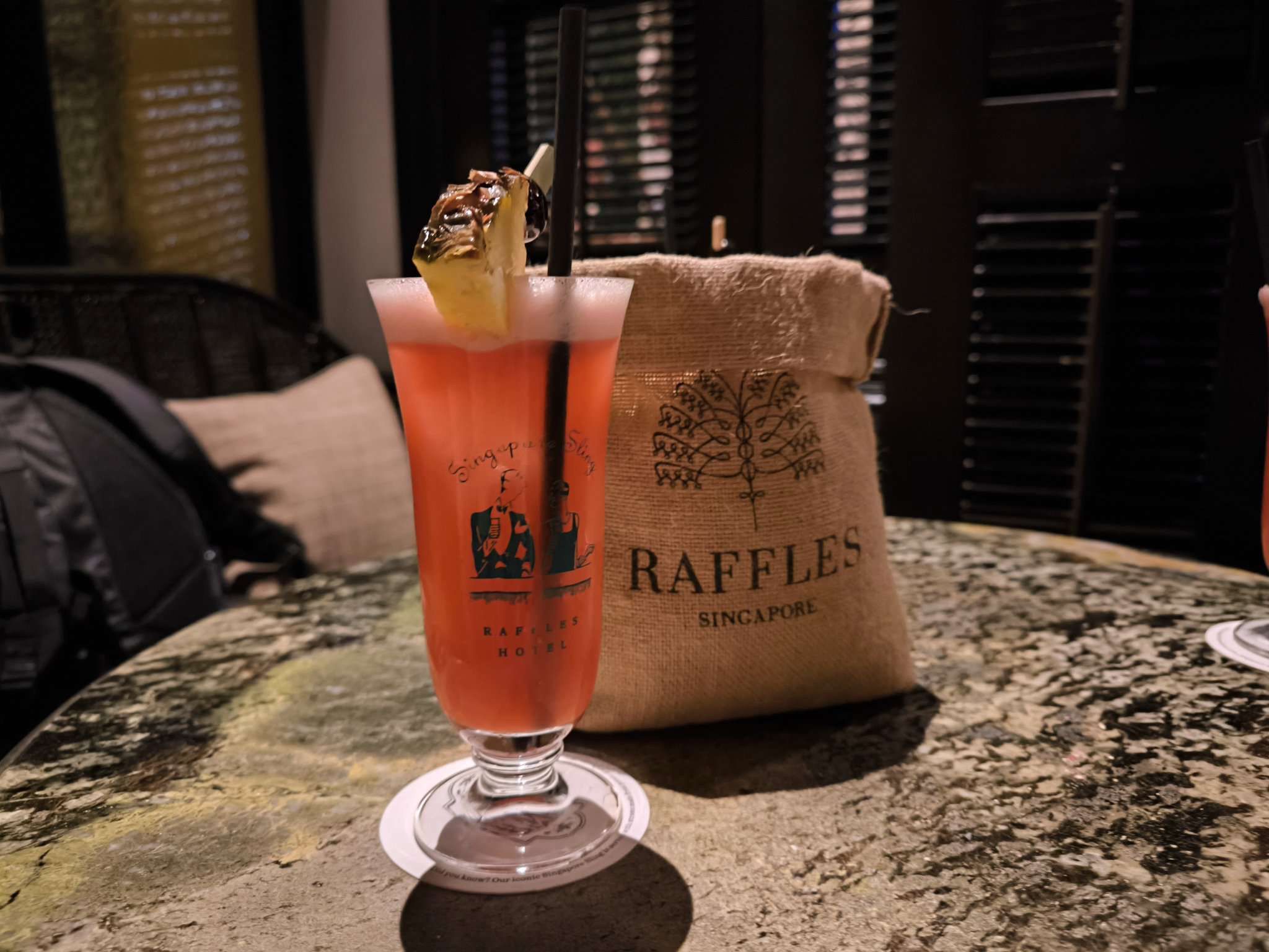 シンガポールスリング1グラス＋落花生をロングバー流にお楽しみください