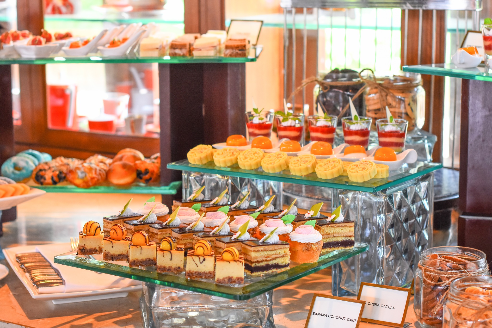 ハイバンラウンジにてビュッフエスタイルのアフタヌーンティーをお楽しみください