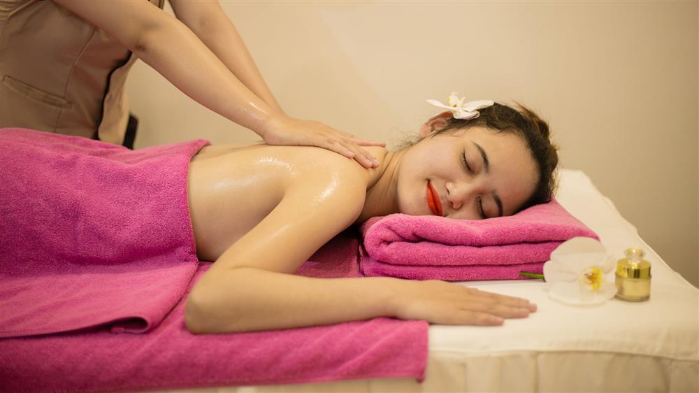 ホテル内 IZUMI SPAにて ホットストーンマッサージ（75分間）