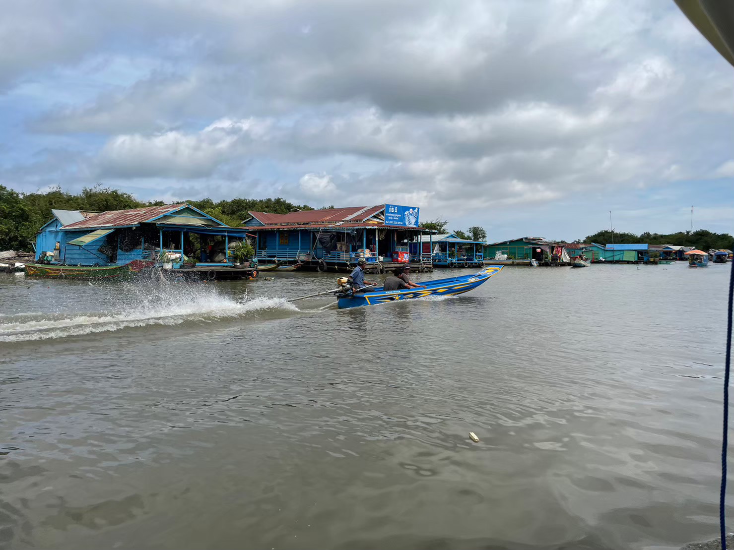 東南アジア最大の湖「トンレサップ湖」で水上村見学
