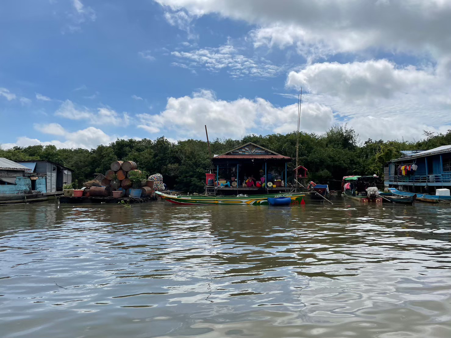 東南アジア最大の湖「トンレサップ湖」で水上村見学