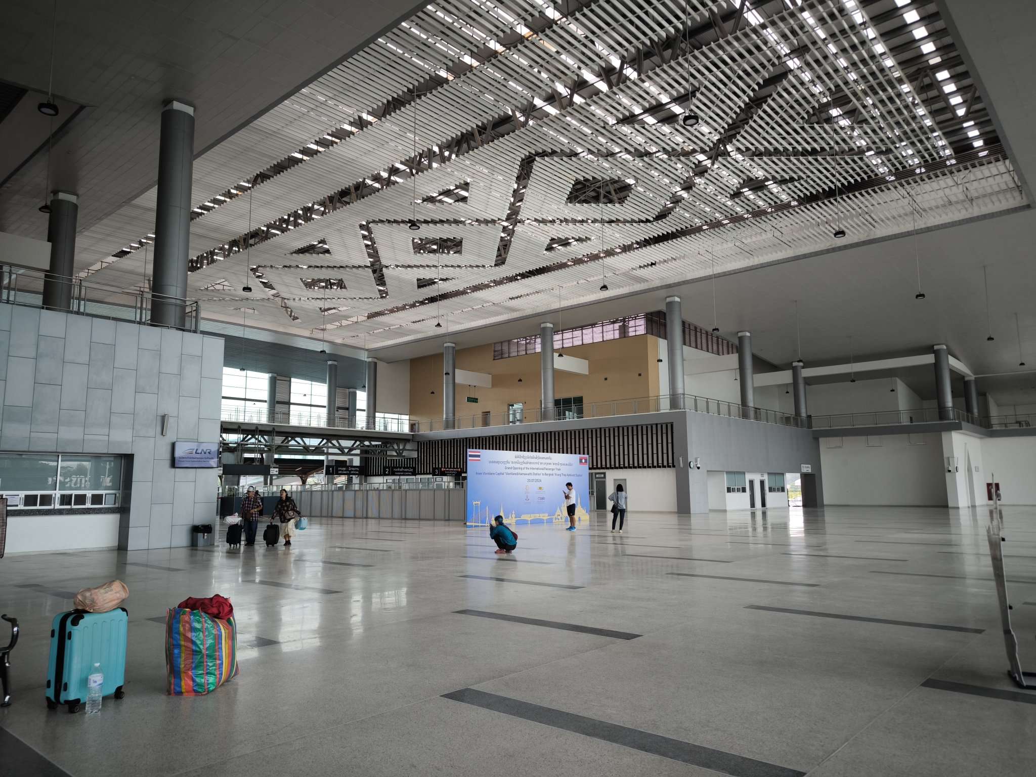 ラオス入国手続き後、日本語ガイドがお出迎え