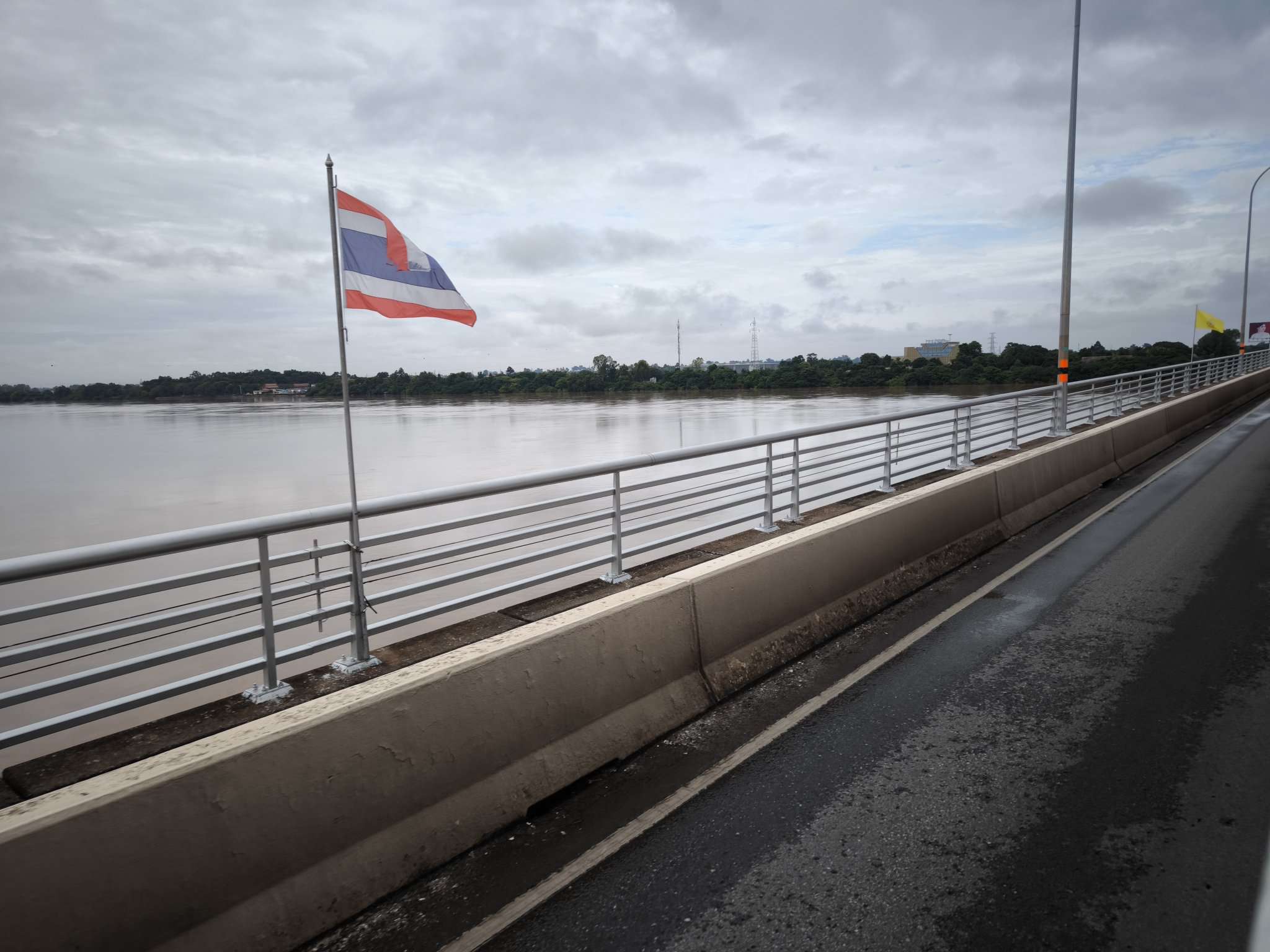 陸路でタイを出国し、友好橋を越えてラオスへ入国