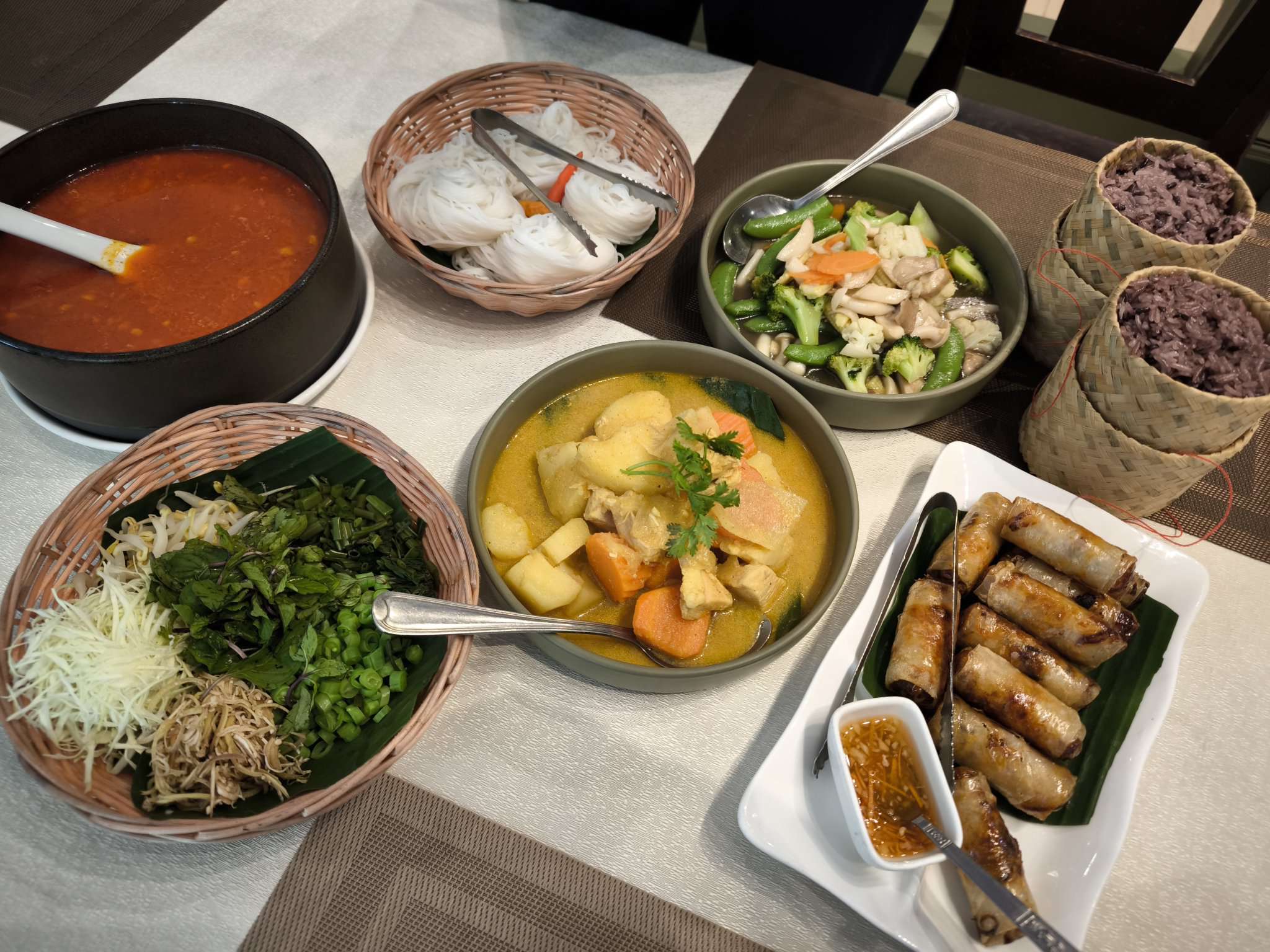 ラオス料理のご昼食