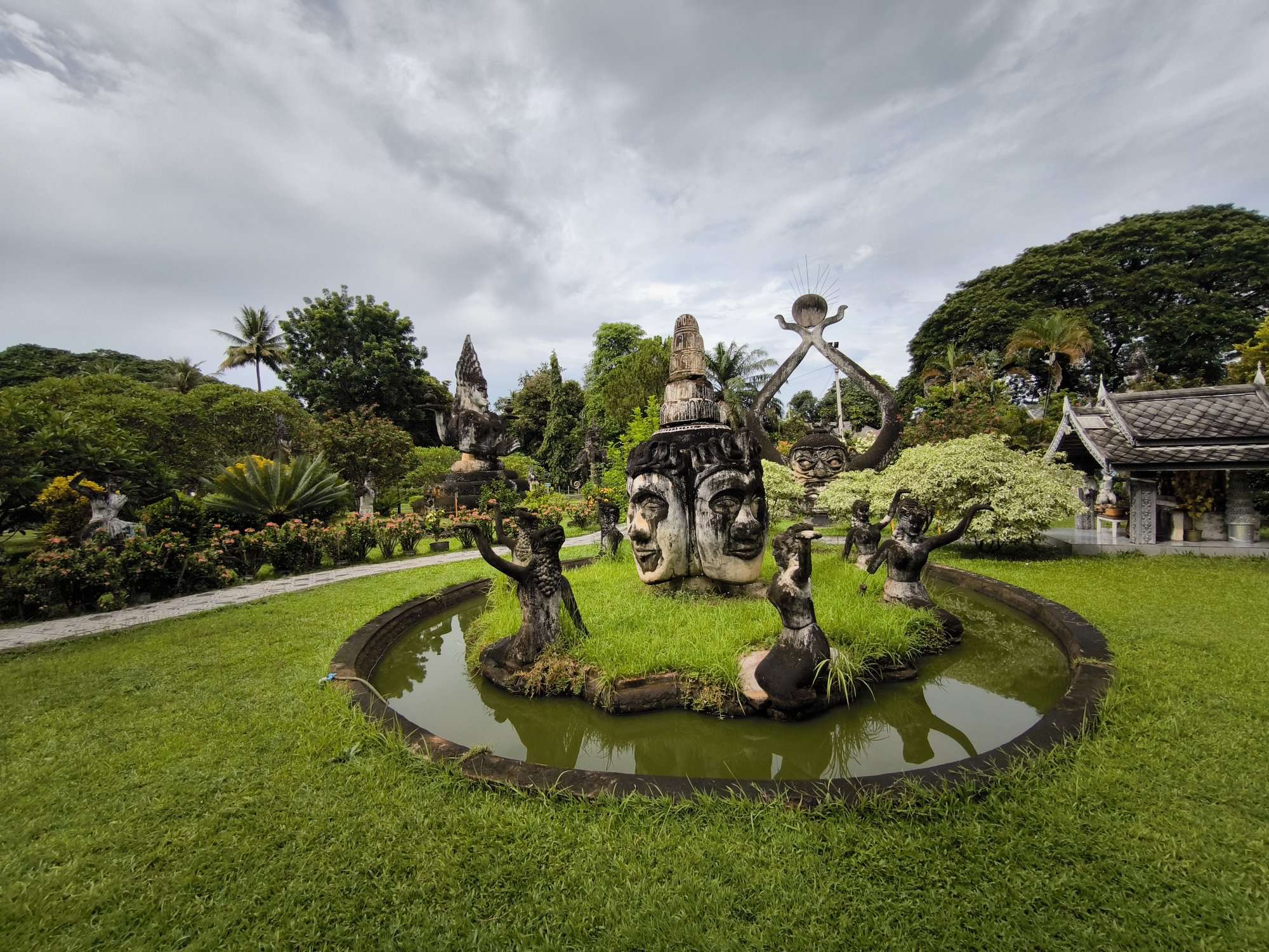 奇妙な仏像が並ぶブッタパークへご案内