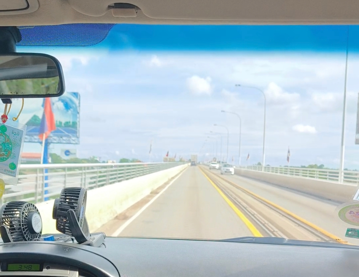 ビエンチャン・ノンカーイ間の国境検問所にて入国審査、タイへ再入国