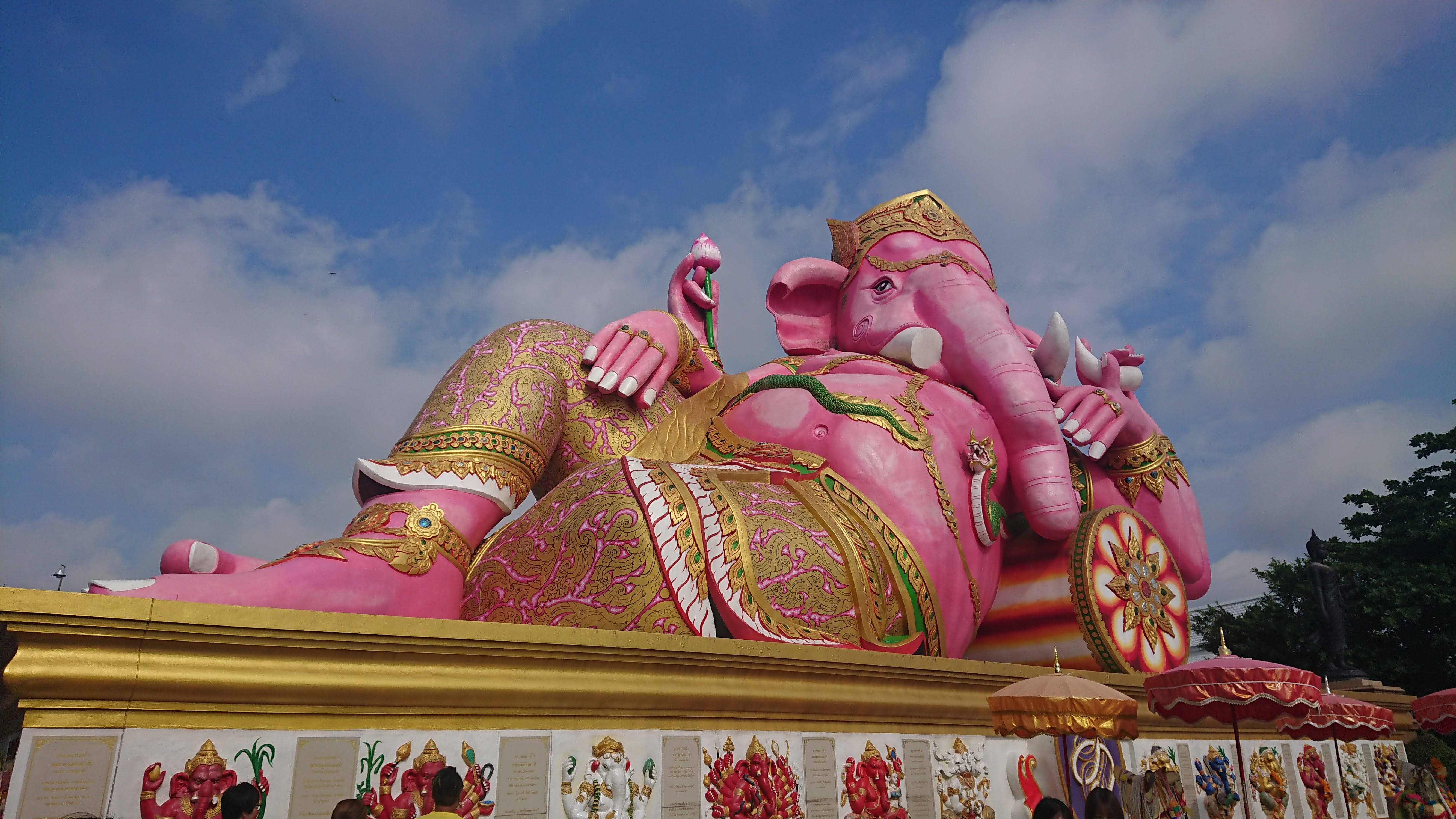 巨大なピンクのガネーシャ（ワット サマーン ラッタナーラーム）到着
