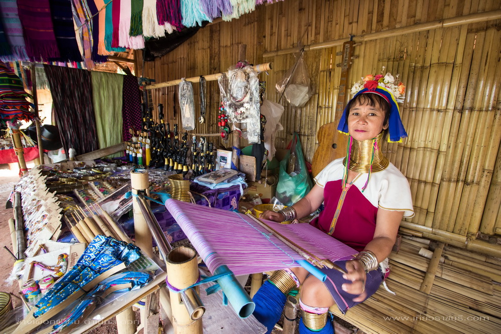 首長族（カレン族）の集落を訪問（約30分）